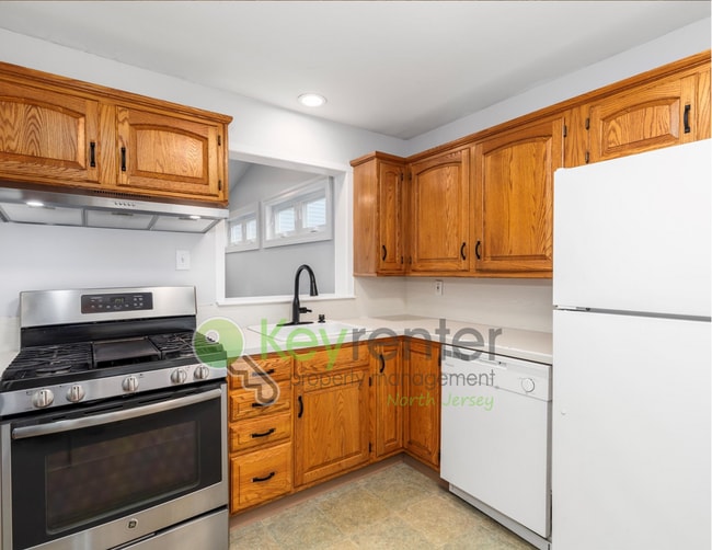 Building Photo - Charming Clifton Cape on a Tree-Lined Stre...