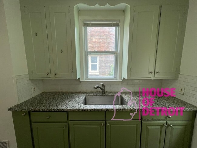 Building Photo - Summer Special~ 3 BEDROOM | 1 BATH | FREE ...