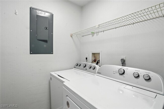 Building Photo - 4712 SE 5th Pl