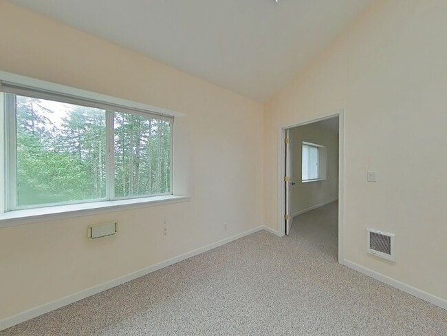 Building Photo - Huge 5 Bedroom Cabin-Style Home on 2+ Wood...