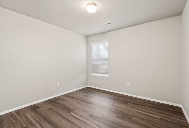 Building Photo - Available Now! 3-Bed, 2-Bath Duplex with Full-Service Lawn Care in Lawlis Ranch