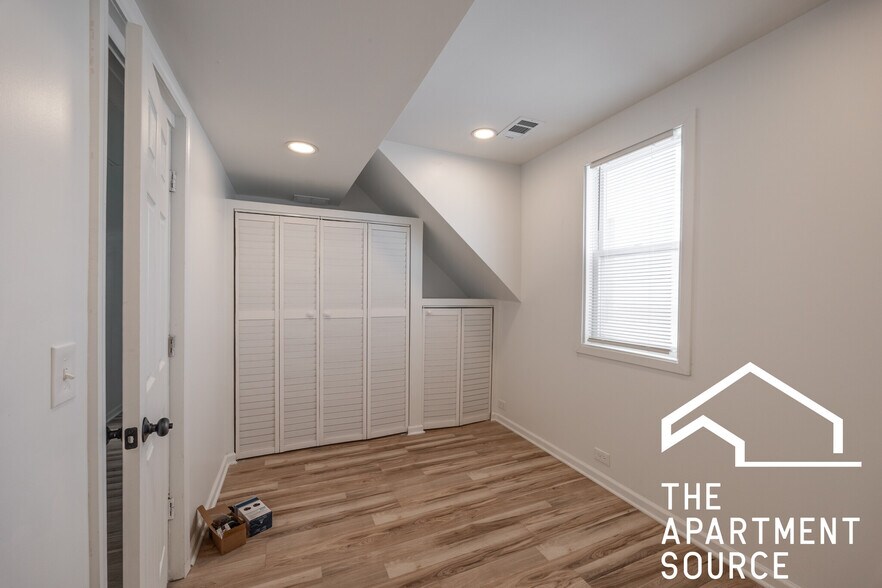 Building Photo - 3140 N Kimball Ave