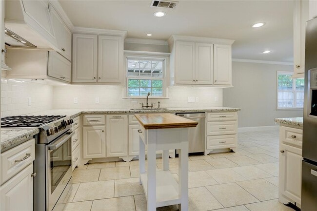 Building Photo - 9829 Larston St