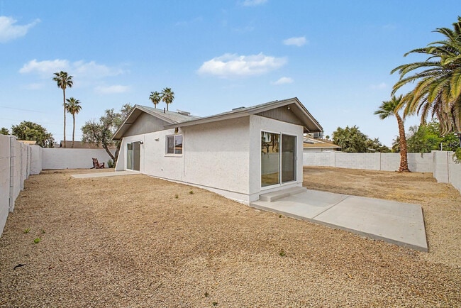 Building Photo - 710 E Bell De Mar Dr