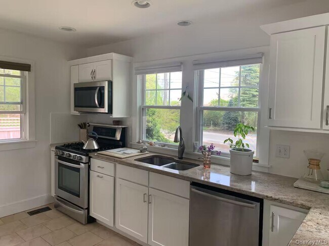 Building Photo - 1240 W Rd