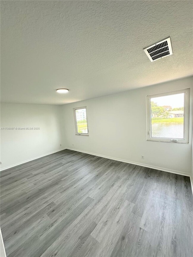 Building Photo - 1845 Vista Way