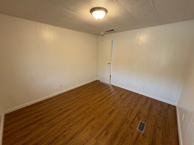 Building Photo - Pleasant Country Home Available Now!