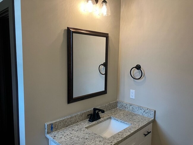 Building Photo - Super Cute 2 Bedroom House in Fox Run Village