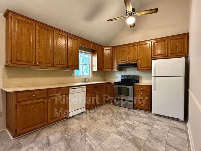 Building Photo - 2083 Ridgecrest Rd