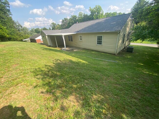 Building Photo - 776 Valley Dr