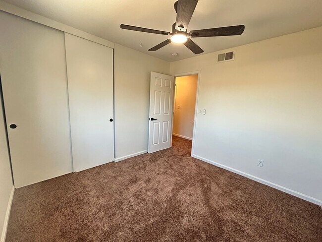 Building Photo - No HOA Home with 4 Bedrooms 2.5 Bathrooms