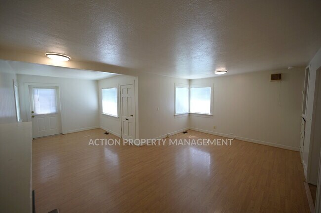 Building Photo - 3 bed 1 bath home in Port Angeles
