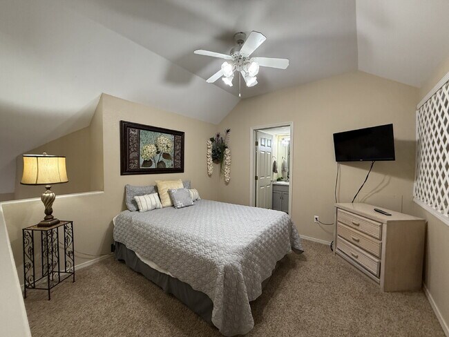 Building Photo - Penthouse Fully Furnished - Lakeview 2 Bed...