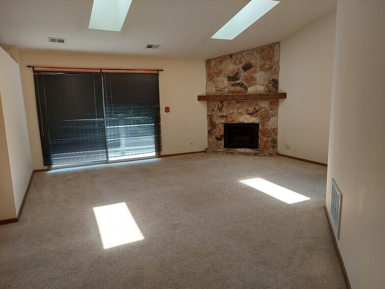 Building Photo - 1665 Commodore Ct