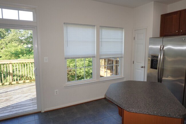 Building Photo - 3-Level TH, 3 BR, 2.5 BA, Garage