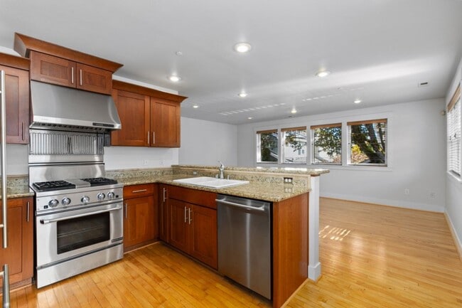 Building Photo - 2bd/1.75Ba Seattle Townhouse