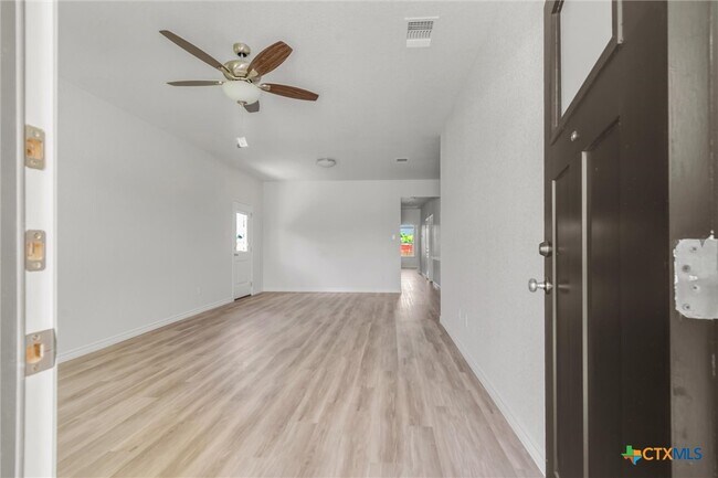 Building Photo - 1118 A Zora Dr