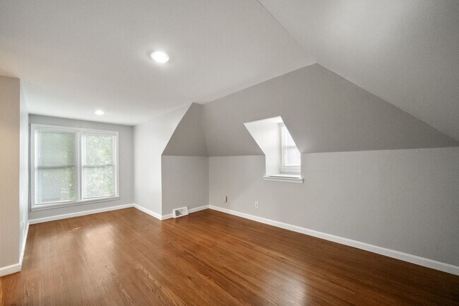 Building Photo - 3405 Hillvale Rd