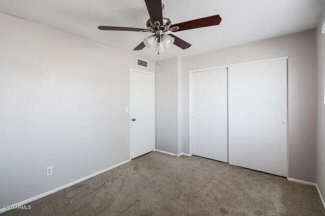 Building Photo - 10915 W Glenrosa Ave