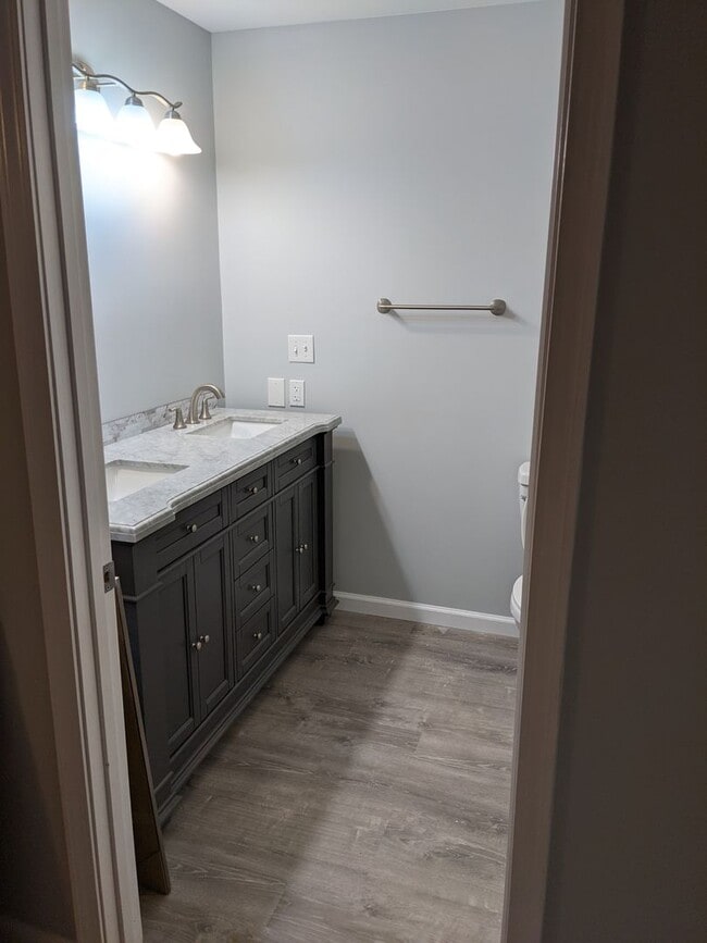 Building Photo - Private 3 bed 2bath house in North Johnson...