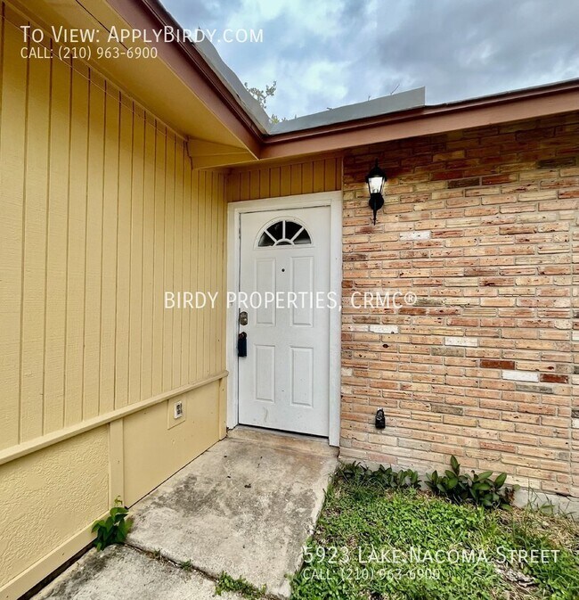 Building Photo - *4 Bed, 2 Bath Home Located in Lakeside**