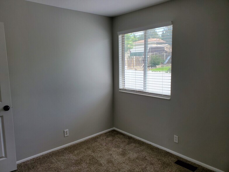 Building Photo - 940 W Red Oaks Dr