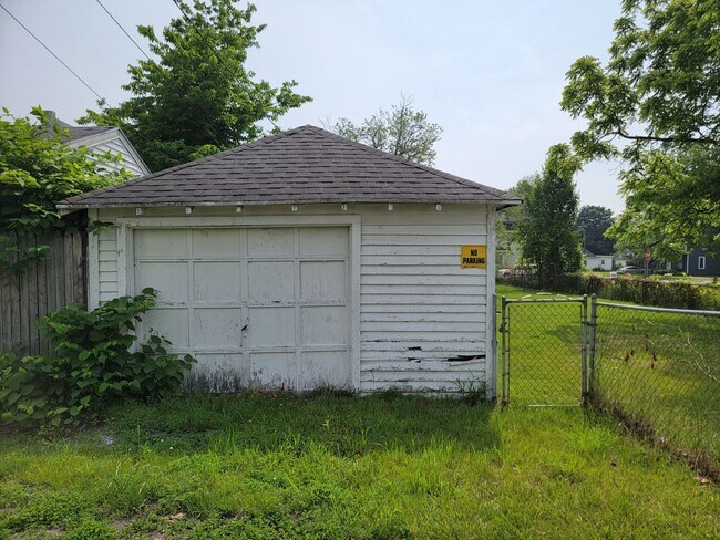 Building Photo - Updated 3-Bedroom, 1-Bathroom Home with Mo...