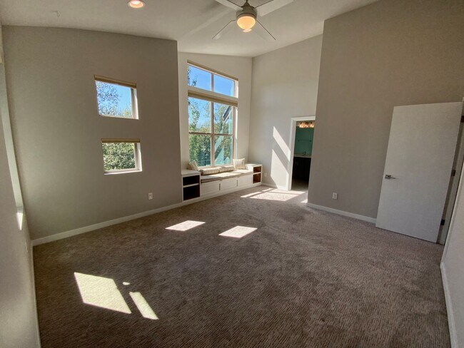 Building Photo - Stunning Home with Great Views