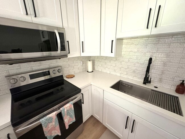 Building Photo - Beautifully Remodeled 2 bed 1 bath Pohaila...