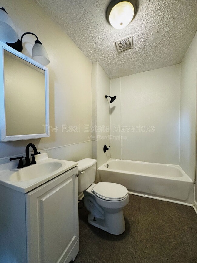 Building Photo - 2208 Duncan Ave