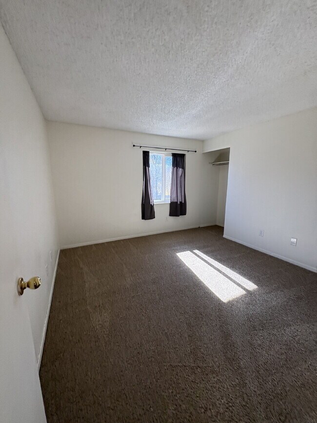 Building Photo - 2 bedroom duplex with garage - Bennett