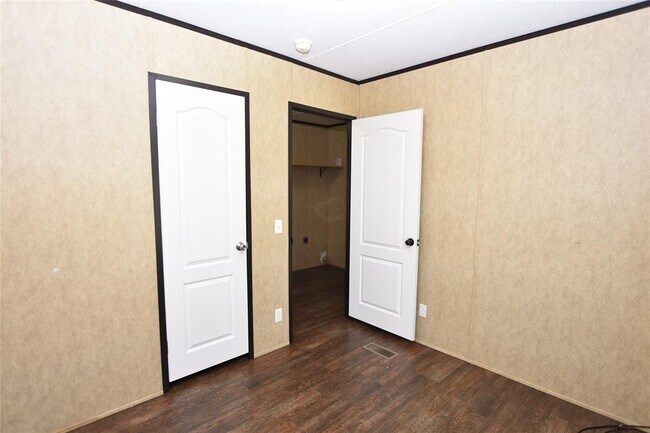 Building Photo - 215 Live Oak St