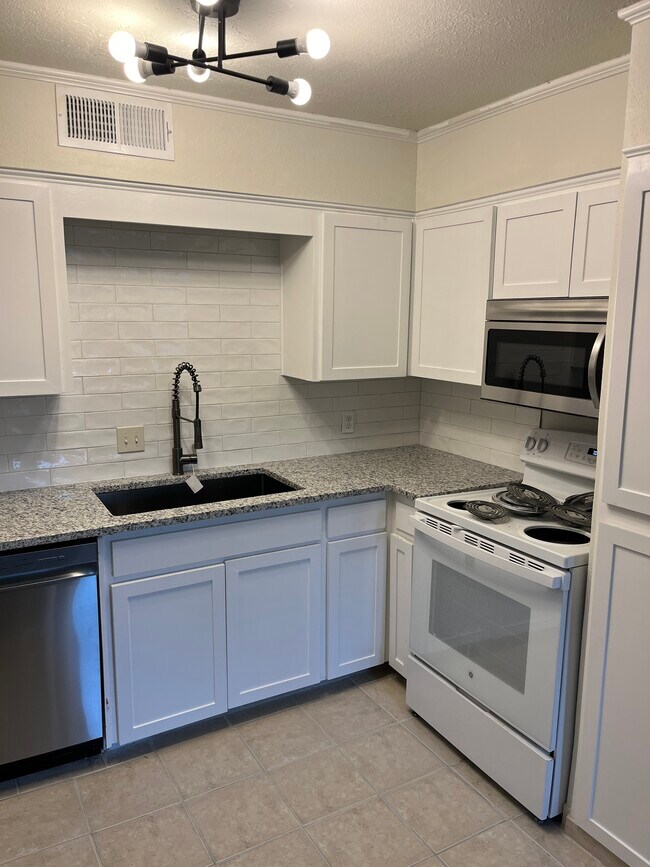 Building Photo - 408 Carter Dr