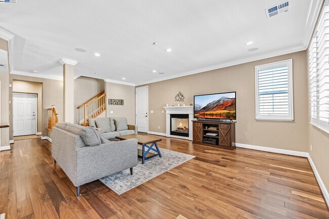 Building Photo - 588 Dovecote Ln