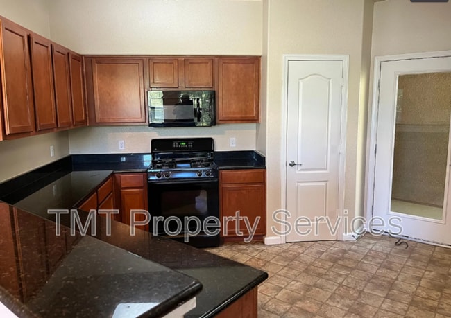 Building Photo - 5350 Dunlay Dr