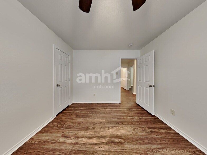 Building Photo - 1922 Cross Oaks Dr