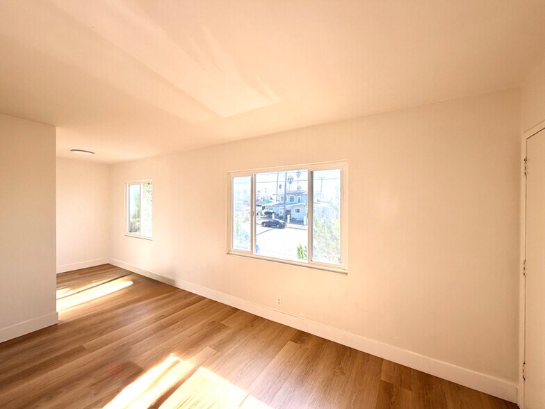 Building Photo - 331 E 1st St