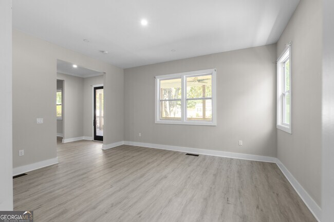 Building Photo - 1331 Diamond Ave SE