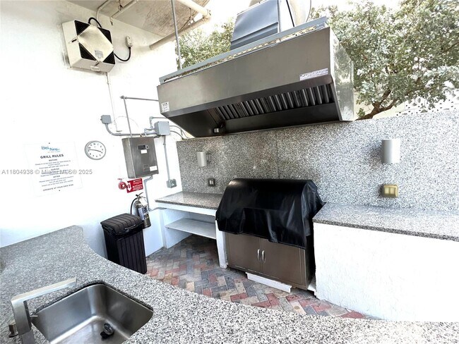 Building Photo - 6515 Collins Ave
