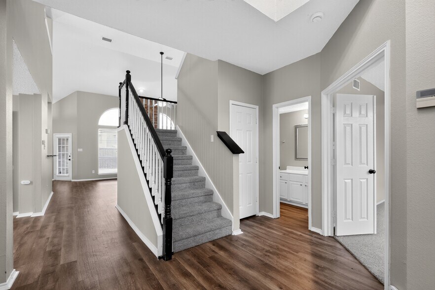 Building Photo - 1624 Ariel Dr