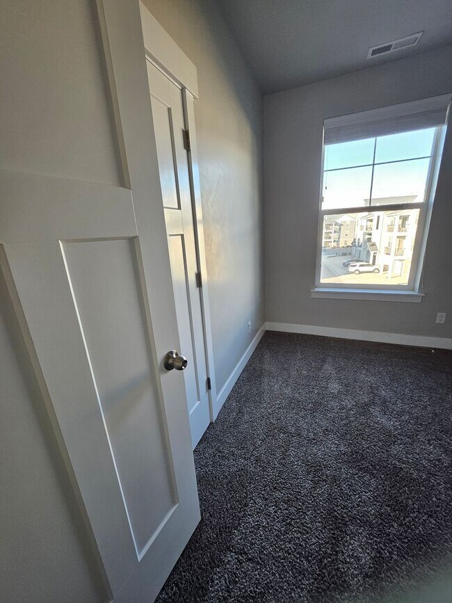 Building Photo - Gillespie