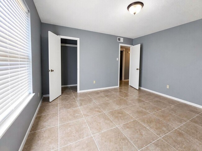 Building Photo - 915 Lemontree Dr