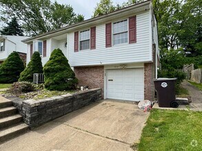 Building Photo - Spacious Split Level 3/1.5 House in Baldwi...