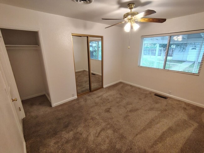 Building Photo - 301 Camellia Way