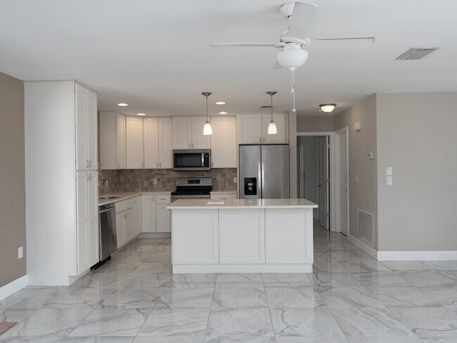 Building Photo - 153 Hourglass Dr