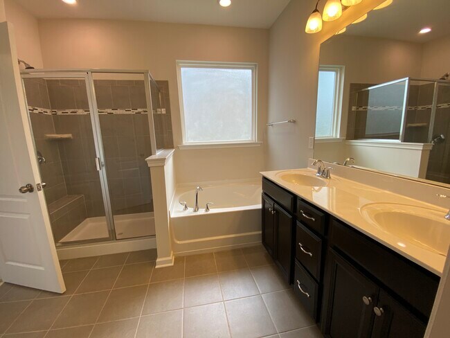 Building Photo - 454 Livingston Dr