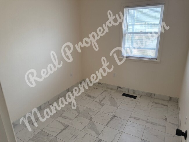 Building Photo - 2 Bed / 1 Bath + Office | Fenced Yard | 2-Car Garage | Quiet Street