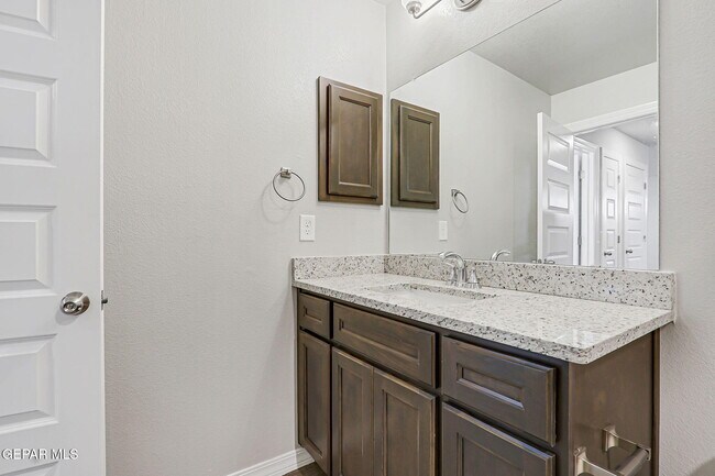 Building Photo - 13130 Oakhampton Ave