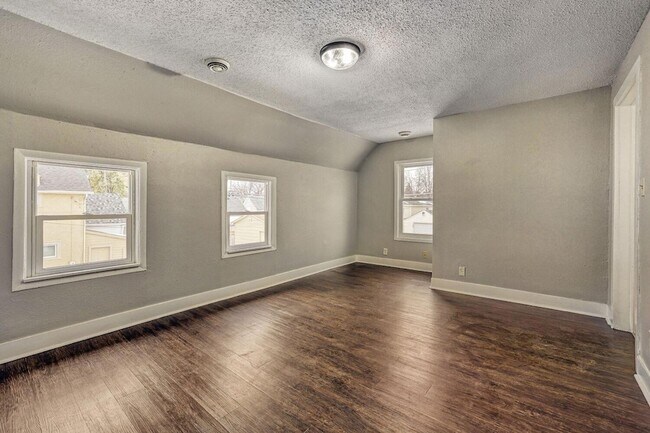 Building Photo - 911 Sims Ave