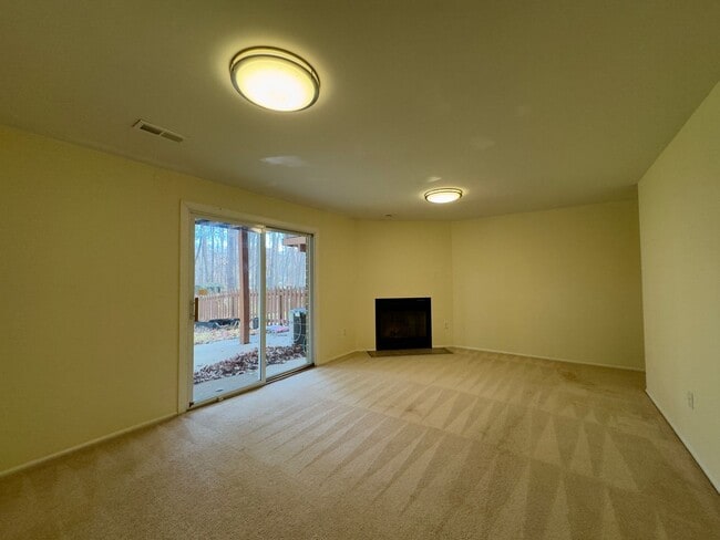 Building Photo - Spacious 4Bed/3.5Bath in Woodlawn